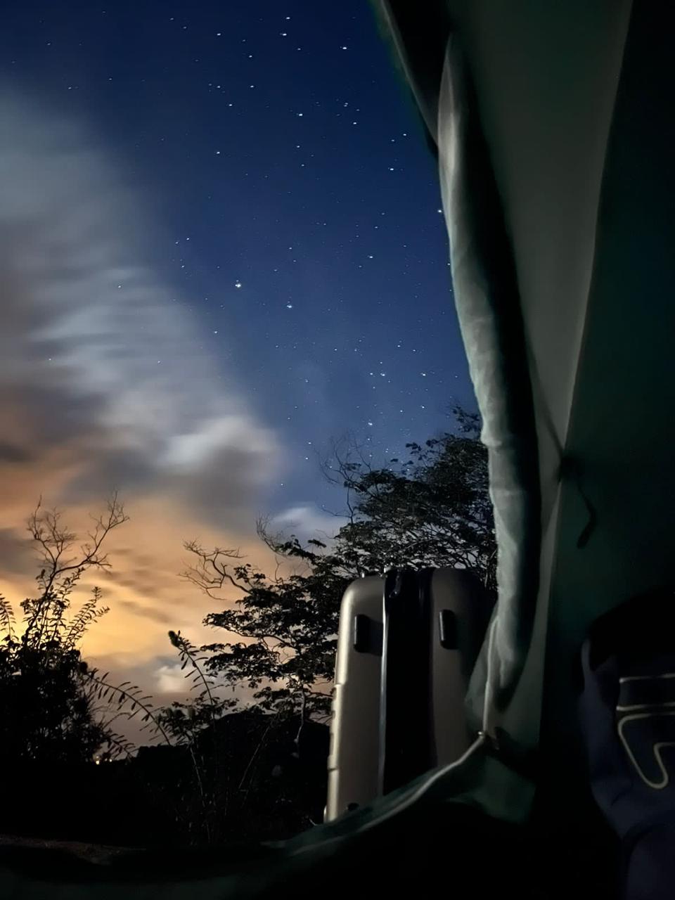 Noite estrelada vista de dentro da barraca