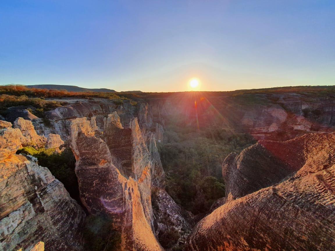 Pôr do sol sobre os cânions durante a trilha