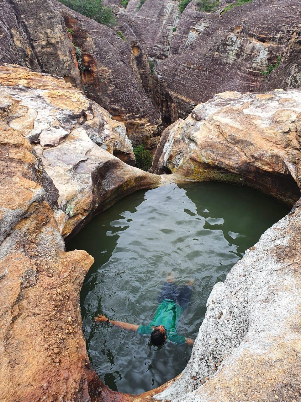 Piscina natural entre as formações rochosas